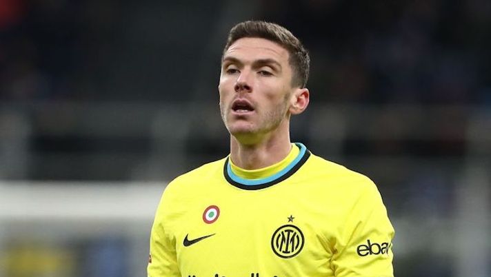 MILAN, ITALY - JANUARY 10: Robin Gosens of FC Internazionale looks on during the Coppa Italia match between FC Internazionale and Parma Calcio at Stadio Giuseppe Meazza on January 10, 2023 in Milan, Italy. (Photo by Marco Luzzani/Getty Images) Da Gosens e Dimarco a Bastoni e Barella: chi recupera e chi no in casa Inter - immagine 1
