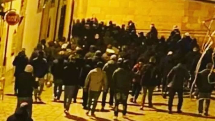 Guerriglia urbana in Portogallo: scontri tra ultras fiorentini e polizia Guerriglia urbana in Portogallo: scontri tra ultras fiorentini e polizia - immagine 1