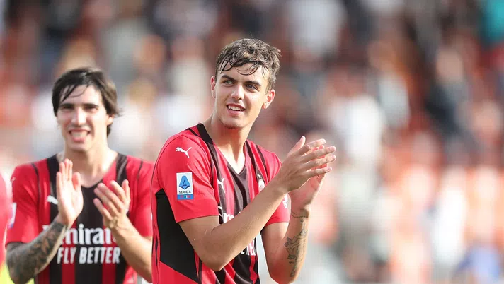 LA SPEZIA, ITALY - SEPTEMBER 25: Daniel Maldini of AC Milan celebrates the victory after  the Serie A match between Spezia Calcio and AC Milan at Stadio Alberto Picco on September 25, 2021 in La Spezia, Italy.  (Photo by Gabriele Maltinti/Getty Images)