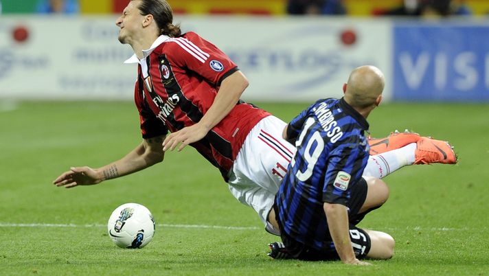 MILAN, ITALY - MAY 06:  Esteban Cambiasso (R) of FC Inter Milan and Zlatan Ibrahimovic of AC Milan compete for the ball during the Serie A match between FC Internazionale Milano and AC Milan at Stadio Giuseppe Meazza on May 6, 2012 in Milan, Italy.  (Photo by Claudio Villa/Getty Images) 