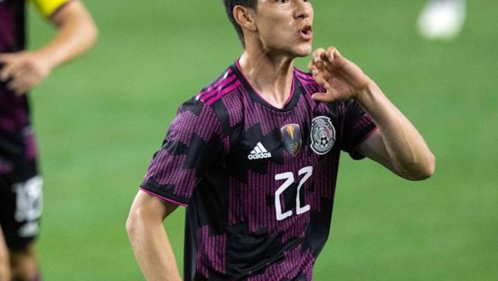 Mexico's defender Hirving Lozano (R) celebrates after scoring during the international friendly football match between Mexico and Iceland at the AT&T stadium in Arlington, Texas on May 29, 2021. (Photo by Andy JACOBSOHN / AFP) (Photo by ANDY JACOBSOHN/AFP via Getty Images) Nuovi esami per Lozano dopo lo spavento: quanto può stare fuori, la verità sui tempi - immagine 1
