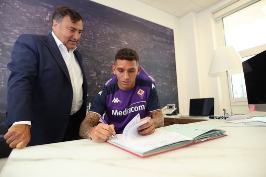 Firenze 25 Agosto 2021 firma contratto Lucas Torreira Firenze 25 Agosto 2021 firma contratto Lucas Torreira