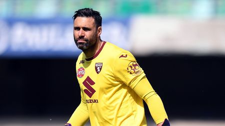 VERONA, ITALY - MAY 09: Salvatore Sirigu of Torino FC looks on during the Serie A match between Hellas Verona FC and Torino FC at Stadio Marcantonio Bentegodi on May 09, 2021 in Verona, Italy. Sporting stadiums around Italy remain under strict restrictions due to the Coronavirus Pandemic as Government social distancing laws prohibit fans inside venues resulting in games being played behind closed doors. (Photo by Alessandro Sabattini/Getty Images) VERONA, ITALY - MAY 09: Salvatore Sirigu of Torino FC looks on during the Serie A match between Hellas Verona FC and Torino FC at Stadio Marcantonio Bentegodi on May 09, 2021 in Verona, Italy. Sporting stadiums around Italy remain under strict restrictions due to the Coronavirus Pandemic as Government social distancing laws prohibit fans inside venues resulting in games being played behind closed doors. (Photo by Alessandro Sabattini/Getty Images)