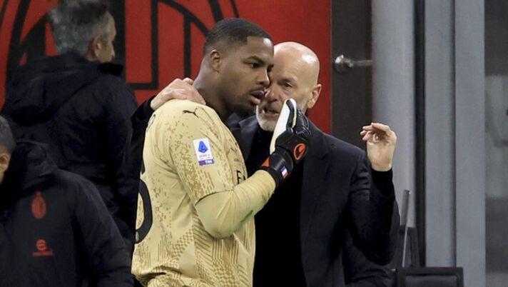 MILAN, ITALY - FEBRUARY 26: Mike Maignan (L) of AC Milan speaks with Stefano Pioli (R) Head coach of AC Milan during the Serie A match between AC MIlan and Atalanta BC at Stadio Giuseppe Meazza on February 26, 2023 in Milan, Italy. (Photo by Giuseppe Cottini/AC Milan via Getty Images) Pioli: “Maignan ha sentito una fitta: cosa mi ha detto, speriamo! Per Loftus solo crampi, Leao…” - immagine 1