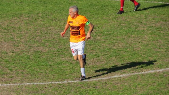 Uruguay, 46 stagioni consecutive in campo: Carmona gioca ancora, a 60 anni… Uruguay, 46 stagioni consecutive in campo: Carmona gioca ancora, a 60 anni… - immagine 1