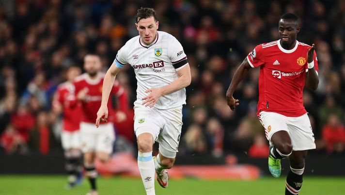 MANCHESTER, ENGLAND - DECEMBER 30: Chris Wood of Burnley runs with the ball whilst under pressure from Eric Bailly of Manchester United during the Premier League match between Manchester United and Burnley at Old Trafford on December 30, 2021 in Manchester, England. (Photo by Dan Mullan/Getty Images) Calciomercato: il Milan accelera per Bailly, Oliveira sbarca a Roma- immagine 2