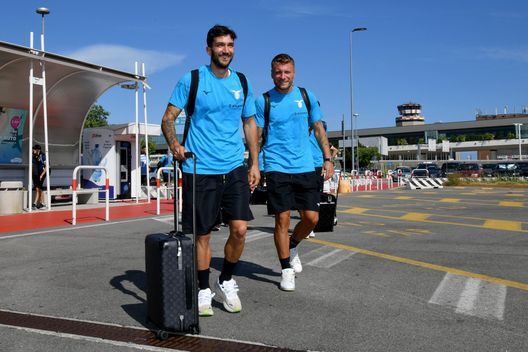 AURONZO DI CADORE, ITALY - JULY 05: Danilo Cataldi and Ciro Immobile of SS Lazio during the travel to Auronzo di Cadore on July 05, 2022 in Auronzo di Cadore, Italy. (Photo by Marco Rosi - SS Lazio/Getty Images) Lazio, Cataldi avverte Fiorentina e rivali: “Vogliamo la Champions”- immagine 2