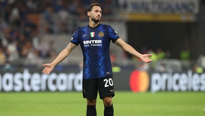 MILAN, ITALY - SEPTEMBER 15: Hakan Calhanoglu of FC Internazionale reacts during the UEFA Champions League group D match between Inter and Real Madrid at Giuseppe Meazza Stadium on September 15, 2021 in Milan, Italy. (Photo by Marco Luzzani/Getty Images) Inter, allarme per Inzaghi: Calhanoglu va ko in nazionale - immagine 1