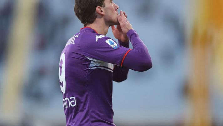 FLORENCE, ITALY - DECEMBER 11: Dusan Vlahovic of ACF Fiorentina celebrates after scoring a goal during the Serie A match between ACF Fiorentina and US Salernitana at Stadio Artemio Franchi on December 11, 2021 in Florence, Italy. (Photo by Gabriele Maltinti/Getty Images) Juve, la Gazzetta insiste: “Ci si riproverà per Vlahovic, anche più di Martial” - immagine 1