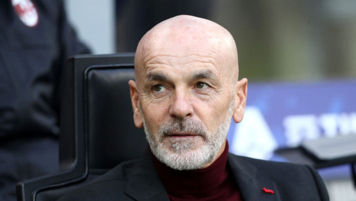 MILAN, ITALY - NOVEMBER 28: Stefano Pioli, Head Coach of AC Milan looks on prior to the Serie A match between AC Milan and US Sassuolo at Stadio Giuseppe Meazza on November 28, 2021 in Milan, Italy. (Photo by Marco Luzzani/Getty Images) Pioli: “Il terreno di San Siro non è all’altezza! Scudetto, ora ci proveremo” - immagine 1