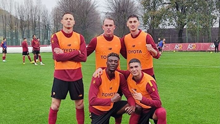 Roma, Karsdorp in gruppo anche oggi: esulta per la vittoria in partitella - immagine 1