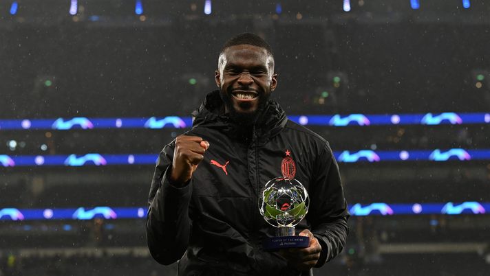 LONDON, ENGLAND - MARCH 08: Fikayo Tomori of AC Milan receives the award for the best player of the match at the end of the UEFA Champions League round of 16 leg two match between Tottenham Hotspur and AC Milan at Tottenham Hotspur Stadium on March 08, 2023 in London, England. (Photo by Claudio Villa/AC Milan via Getty Images) Tottenham-Milan, Tomori: 'Essere ai quarti di finale mi rende felice' (getty images)
