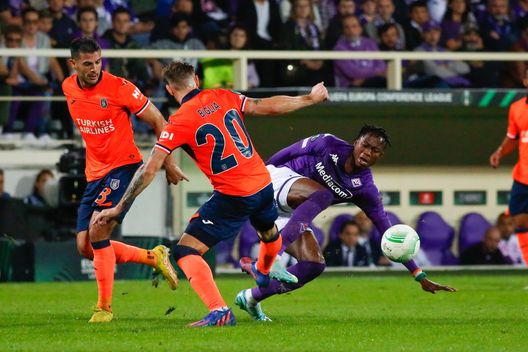 GERMOGLI PH: 27 OTTOBRE 2022 FIRENZE STADIO ARTEMIO FRANCHI CONFERENCE LEAGUE FIORENTINA VS ISTANBUL BASAKSEHIR NELLA FOTO KOUAME' La Moviola: manca il doppio giallo per un fallo su Kouame- immagine 2