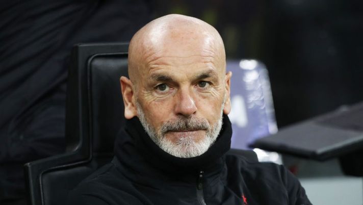 MILAN, ITALY - JANUARY 08: Stefano Pioli, Head Coach of AC Milan, looks on prior to the Serie A match between AC Milan and AS Roma at Stadio Giuseppe Meazza on January 08, 2023 in Milan, Italy. (Photo by Marco Luzzani/Getty Images) Pioli: “Rinnovi, basta parlarne! Leao, i cambi, la difesa a tre e i recuperi…” - immagine 1