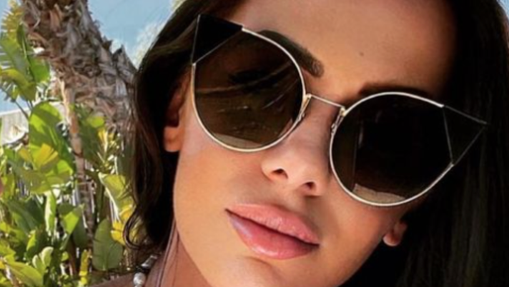 Erjona, décolleté pazzesco alla guida. La Sulejmani si scatena con le sue curve provocanti  Erjona, décolleté pazzesco alla guida. La Sulejmani si scatena con le sue curve provocanti - immagine 1