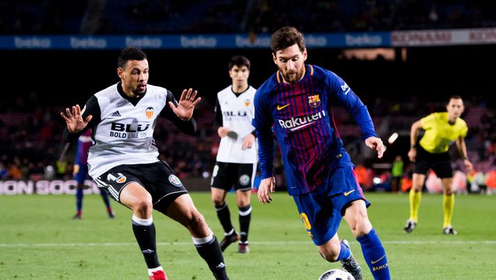 BARCELONA, SPAIN - FEBRUARY 01: Lionel Messi of FC Barcelona dribbles Francis Coquelin of Valencia CF to assist his teammate Luis Suarez to score the opening goal during the Copa del Rey semi-final first leg match between FC Barcelona and Valencia CF at Camp Nou on February 1, 2018 in Barcelona, Spain. (Photo by Alex Caparros/Getty Images) BARCELONA, SPAIN - FEBRUARY 01: Lionel Messi of FC Barcelona dribbles Francis Coquelin of Valencia CF to assist his teammate Luis Suarez to score the opening goal during the Copa del Rey semi-final first leg match between FC Barcelona and Valencia CF at Camp Nou on February 1, 2018 in Barcelona, Spain. (Photo by Alex Caparros/Getty Images)