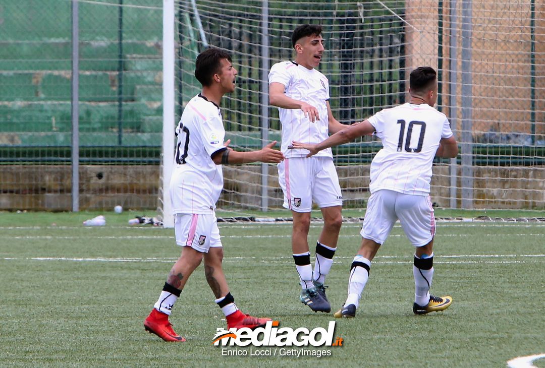  CAGLIARI, ITALY - MAY 05: Simone Santoro of PAlermo U19 in action during the Primavera 1 match between Cagliari Calcio U19 and US Citta di Palermo U19 at Stadio Renato Raccis on May 5, 2018 (Photo by Enrico Locci/Getty Images) 