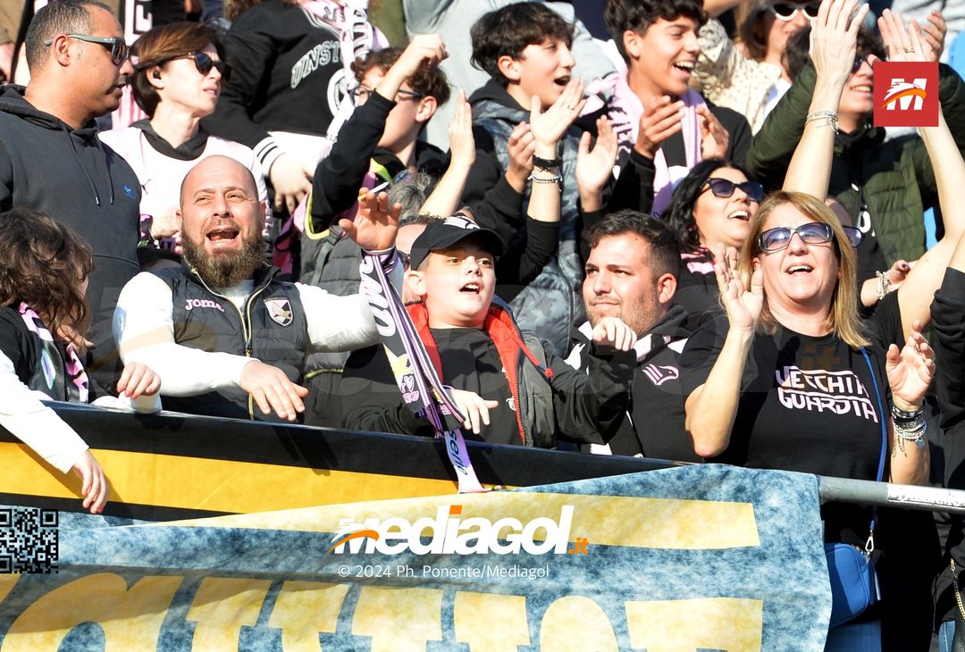 FOTOTIFO Palermo-Como 3-0, gli scatti ai tifosi al “Renzo Barbera” (GALLERY) - immagine 150