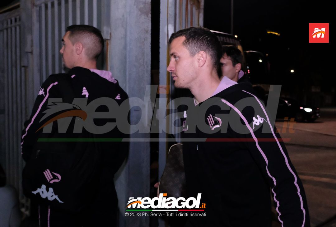 FOTO Palermo, i rosanero ritornano a Palermo dopo il la vittoria ad Ascoli (Gallery) - immagine 12