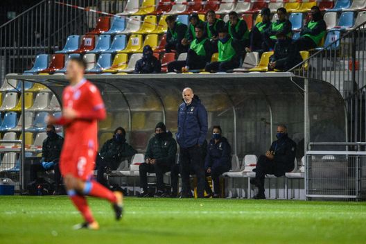 DIFFERDANGE, LUXEMBOURG - NOVEMBER 15: Head Coach Paolo Nicolato of Italy looks on during the UEFA Euro Under 21 Qualifier match between Luxembourg U21 and Italy U21 at Stade Municipal de la Ville de Differdange on November 15, 2020 in Differdange, Luxembourg. (Photo by Lukas Schulze/Getty Images) DIFFERDANGE, LUXEMBOURG - NOVEMBER 15: Head Coach Paolo Nicolato of Italy looks on during the UEFA Euro Under 21 Qualifier match between Luxembourg U21 and Italy U21 at Stade Municipal de la Ville de Differdange on November 15, 2020 in Differdange, Luxembourg. (Photo by Lukas Schulze/Getty Images)