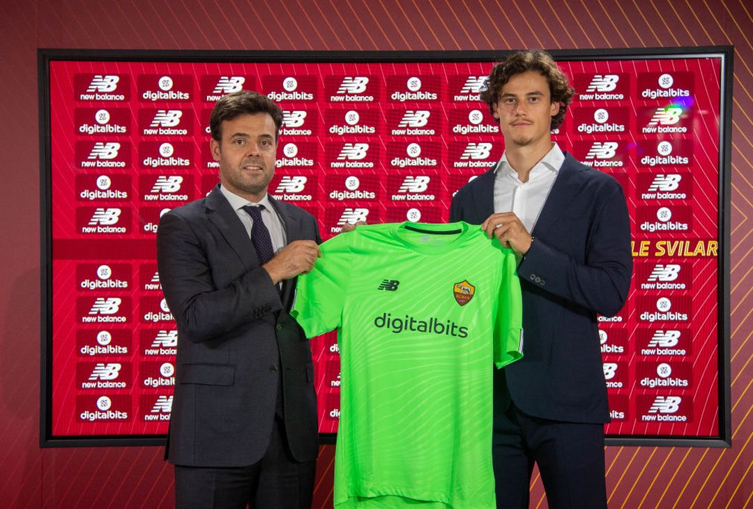 Ecco Svilar: gli scatti tra arrivo, firma e nuova maglia a Trigoria – FOTO GALLERY - immagine 9