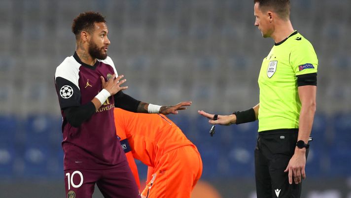 ISTANBUL, TURKEY - OCTOBER 28: Neymar of Paris Saint-Germain speaks with Match Referee, Andreas Ekberg during the UEFA Champions League Group H stage match between Istanbul Basaksehir and Paris Saint-Germain at Basaksehir Fatih Terim Stadyumu on October 28, 2020 in Istanbul, Turkey. Sporting stadiums around Turkey remain under strict restrictions due to the Coronavirus Pandemic as Government social distancing laws prohibit fans inside venues resulting in games being played behind closed doors. (Photo by Tolga Bozoglu - Pool/Getty Images) ISTANBUL, TURKEY - OCTOBER 28: Neymar of Paris Saint-Germain speaks with Match Referee, Andreas Ekberg during the UEFA Champions League Group H stage match between Istanbul Basaksehir and Paris Saint-Germain at Basaksehir Fatih Terim Stadyumu on October 28, 2020 in Istanbul, Turkey. Sporting stadiums around Turkey remain under strict restrictions due to the Coronavirus Pandemic as Government social distancing laws prohibit fans inside venues resulting in games being played behind closed doors. (Photo by Tolga Bozoglu - Pool/Getty Images)
