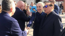 Berlusconi turista prima di Pisa-Monza: “Forza Milan!” | VIDEO