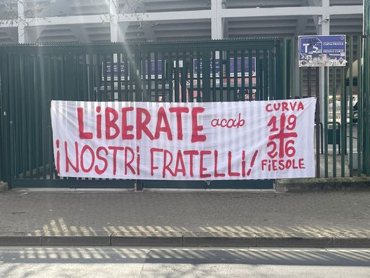 FOTO – Sei tifosi arrestati: “Liberate i nostri fratelli”, c’è la raccolta fondi FOTO – Sei tifosi arrestati: “Liberate i nostri fratelli”, c’è la raccolta fondi - immagine 1