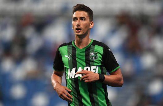 REGGIO NELL'EMILIA, ITALY - AUGUST 29: Filip Djuricic of US Sassuolo looks on during the Serie A match between US Sassuolo and UC Sampdoria at Mapei Stadium - Citta' del Tricolore on August 29, 2021 in Reggio nell'Emilia, Italy. (Photo by Alessandro Sabattini/Getty Images) Calciomercato Torino, da Solomon a Strefezza: il casting per la trequarti - immagine 1