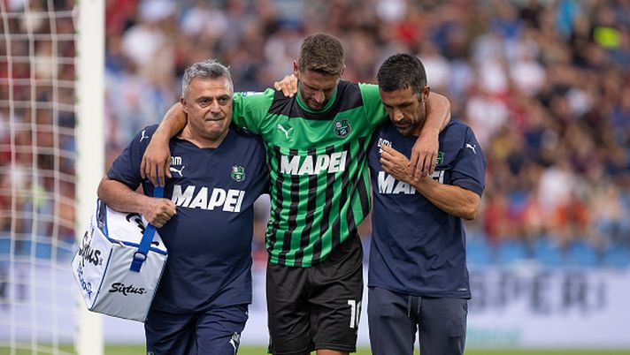 REGGIO NELL'EMILIA, ITALY - AUGUST 30: Domenico Berardi of US Sassuolo leaves the pitch injured during the Serie A match between US Sassuolo and AC MIlan at Mapei Stadium - Citta' del Tricolore on August 30, 2022 in Reggio nell'Emilia, Italy. (Photo by Emmanuele Ciancaglini/Ciancaphoto Studio/Getty Images) SASSUOLO INFORTUNIO BERARDI