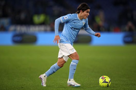 ROME, ITALY - JANUARY 24: Luka Romero of SS Lazio runs with the ball during the Serie A match between SS Lazio and AC Milan at Stadio Olimpico on January 24, 2023 in Rome, Italy. (Photo by Paolo Bruno/Getty Images) Pradè cerca un altro esterno? Si guarda in casa Lazio, ma le commissioni frenano- immagine 2