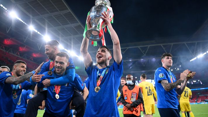LONDON, ENGLAND - JULY 11: Jorginho of Italy celebrates with the European Championship Trophy whilst celebrating with the fans during the UEFA Euro 2020 Championship Final between Italy and England at Wembley Stadium on July 11, 2021 in London, England. (Photo by Laurence Griffiths/Getty Images)  LONDON, ENGLAND - JULY 11: Jorginho of Italy celebrates with the European Championship Trophy whilst celebrating with the fans during the UEFA Euro 2020 Championship Final between Italy and England at Wembley Stadium on July 11, 2021 in London, England. (Photo by Laurence Griffiths/Getty Images)