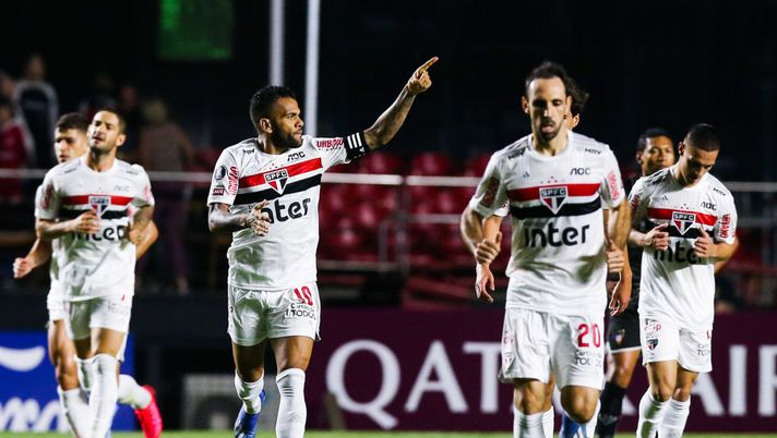 SAO PAULO, BRAZIL - MARCH 11: Dani Alves #10 of Sao Paulo celebrates with his teammates after scoring the second goal of hi team during the match against LDU for the Copa CONMEBOL Libertadores 2020 at Morumbi Stadium on March 11, 2020 in Sao Paulo, Brazil. (Photo by Alexandre Schneider/Getty Images) SAO PAULO, BRAZIL - MARCH 11: Dani Alves #10 of Sao Paulo celebrates with his teammates after scoring the second goal of hi team during the match against LDU for the Copa CONMEBOL Libertadores 2020 at Morumbi Stadium on March 11, 2020 in Sao Paulo, Brazil. (Photo by Alexandre Schneider/Getty Images)
