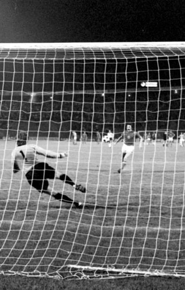 Der entscheidende Schuß im Elfmeter-Duell am 20.06.1976 in Belgrad im Europameisterschaftsfinale zwischen der deutschen Fußballnationalmannschaft und der CSSR beim Stand von 2:2 nach 90 Minuten und der Verlängerung: Der Münchner Torhüter Sepp Maier (vorn) wird von CSSR-Mittelfeldspieler Antonin Panenka eiskalt verladen. Panenka hebt den verzögert geschossenen Ball weich über Maier in die Mitte des Tores hinweg. Die CSSR steht als 5:3-Sieger fest. (Photo by Karl Schnörrer/picture alliance via Getty Images) Der entscheidende Schuß im Elfmeter-Duell am 20.06.1976 in Belgrad im Europameisterschaftsfinale zwischen der deutschen Fußballnationalmannschaft und der CSSR beim Stand von 2:2 nach 90 Minuten und der Verlängerung: Der Münchner Torhüter Sepp Maier (vorn) wird von CSSR-Mittelfeldspieler Antonin Panenka eiskalt verladen. Panenka hebt den verzögert geschossenen Ball weich über Maier in die Mitte des Tores hinweg. Die CSSR steht als 5:3-Sieger fest. (Photo by Karl Schnörrer/picture alliance via Getty Images)