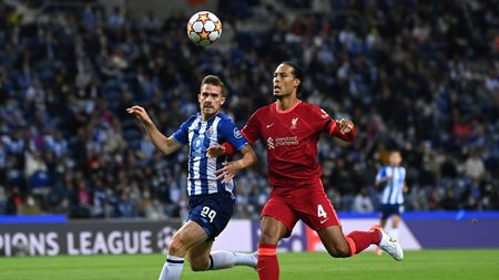 PORTO, PORTUGAL - SEPTEMBER 28: Virgil van Dijk of Liverpool battles for possession with Toni Martinez of FC Porto during the UEFA Champions League group B match between FC Porto and Liverpool FC at Estadio do Dragao on September 28, 2021 in Porto, Portugal. (Photo by David Ramos/Getty Images) PORTO, PORTUGAL - SEPTEMBER 28: Virgil van Dijk of Liverpool battles for possession with Toni Martinez of FC Porto during the UEFA Champions League group B match between FC Porto and Liverpool FC at Estadio do Dragao on September 28, 2021 in Porto, Portugal. (Photo by David Ramos/Getty Images)