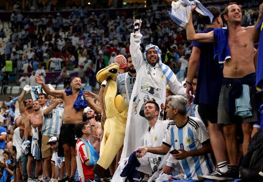LUSAIL CITY, QATAR - DECEMBER 09: Argentina fans celebrates the team's victory through the penalty shootout in the FIFA World Cup Qatar 2022 quarter final match between Netherlands and Argentina at Lusail Stadium on December 09, 2022 in Lusail City, Qatar. (Photo by Catherine Ivill/Getty Images) Marciniak, l’arbitro delle stelle: è nato lo stesso giorno del direttore di gara della finale di Messico ’86- immagine 2