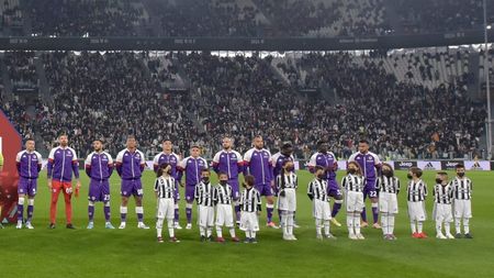 TURIN, ITALY - APRIL 20: Juventus' and ACF Fiorentina players line up prior to the Coppa Italia Semi Final 2nd Leg match between Juventus FC v ACF Fiorentina at Allianz Stadium on April 20, 2022 in Turin, Italy. (Photo by Daniele Badolato - Juventus FC/Juventus FC via Getty Images)