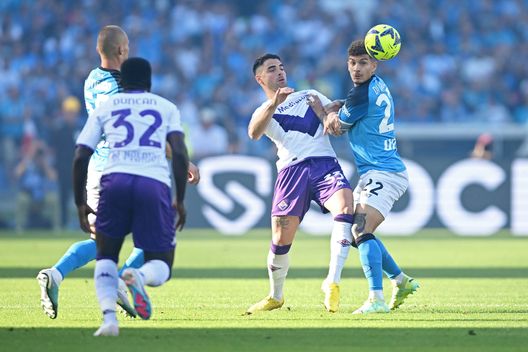 NAPLES, ITALY - MAY 07: Riccardo Sottil of ACF Fiorentina battles for possession with Giovanni Di Lorenzo of SSC Napoli during the Serie A match between SSC Napoli and ACF Fiorentina at Stadio Diego Armando Maradona on May 07, 2023 in Naples, Italy. (Photo by Francesco Pecoraro/Getty Images) La bella figura della Fiorentina non basta, il rammarico di Italiano- immagine 2