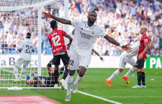 MADRID, SPAIN - SEPTEMBER 11: Antonio Rudiger of Real Madrid celebrates after scoring their team's fourth goal during the LaLiga Santander match between Real Madrid CF and RCD Mallorca at Estadio Santiago Bernabeu on September 11, 2022 in Madrid, Spain. (Photo by Angel Martinez/Getty Images) Il dodicesimo uomo del Real non è il Bernabeu ma… Rudiger- immagine 2