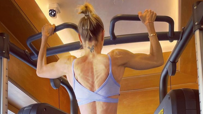 Martina Colombari si tiene in forma: “Ogni tanto dare le spalle non è niente male”  Martina Colombari si tiene in forma: “Ogni tanto dare le spalle non è niente male” - immagine 1