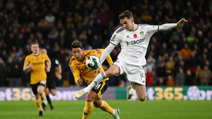 WOLVERHAMPTON, ENGLAND - NOVEMBER 09: Diego Llorente of Leeds United controls the ball as Hwang Hee-chan of Wolverhampton Wanderers looks on during the Carabao Cup Third Round match between Wolverhampton Wanderers and Leeds United at Molineux on November 09, 2022 in Wolverhampton, England. (Photo by Ross Kinnaird/Getty Images) Arriva Diego Llorente, difensore spagnolo bravo a costruire il gioco dal basso - immagine 1