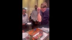 VIDEO / Pochettino da Salt Bae: l’allenatore del PSG si diverte col rito del sale