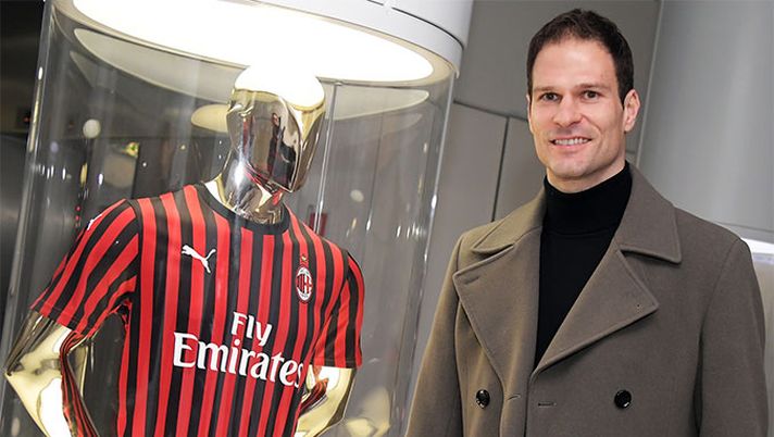 Asmir Begovic, nuovo portiere del Milan (credits: acmilan.com) 