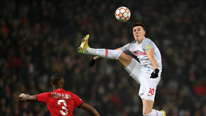 LILLE, FRANCE - NOVEMBER 23: Benjamin Sesko of FC Salzburg controls the ball during the UEFA Champions League group G match between Lille OSC and RB Salzburg at Stade Pierre-Mauroy on November 23, 2021 in Lille, France. (Photo by Lukas Schulze/Getty Images) Mercato Lazio, nuovo obiettivo per l’attacco: Benjamin Sesko - immagine 1