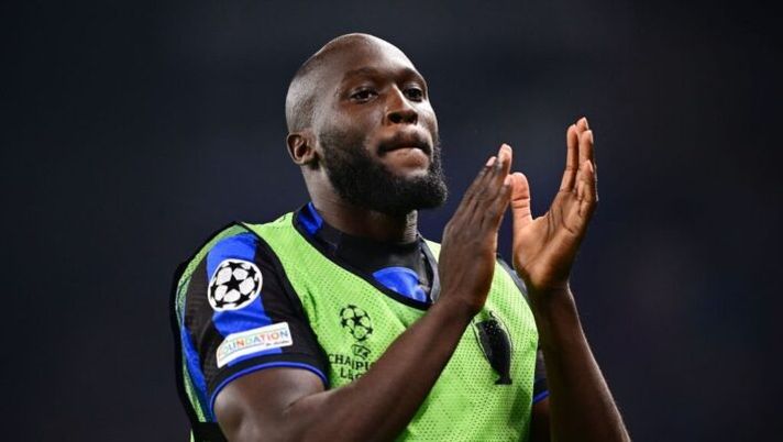 Inter Milan's Belgian forward #90 Romelu Lukaku warms up on the sidelines during the UEFA Champions League final football match between Inter Milan and Manchester City at the Ataturk Olympic Stadium in Istanbul, on June 10, 2023. (Photo by Marco BERTORELLO / AFP) (Photo by MARCO BERTORELLO/AFP via Getty Images) Di Marzio: “Juve ancora su Lukaku. Ma in prestito può diventare idea per un altro club” - immagine 1
