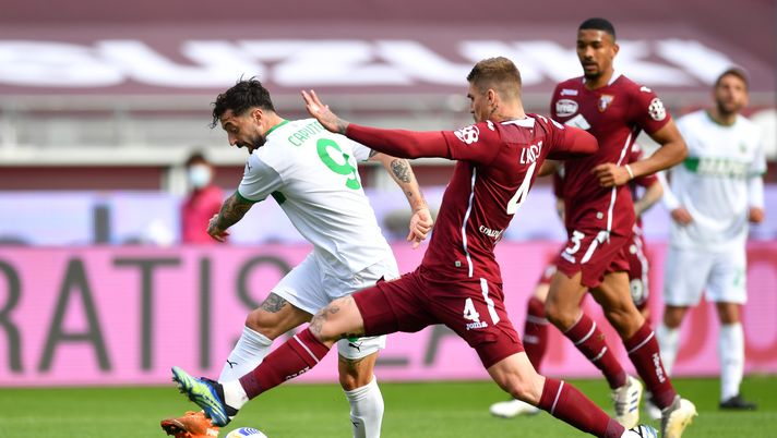 TURIN, ITALY - MARCH 17: Francesco Caputo of Sassuolo shoots while under pressure from Lyanco of Torino F.C. during the Serie A match between Torino FC and US Sassuolo at Stadio Olimpico di Torino on March 17, 2021 in Turin, Italy. Sporting stadiums around Italy remain under strict restrictions due to the Coronavirus Pandemic as Government social distancing laws prohibit fans inside venues resulting in games being played behind closed doors. (Photo by Valerio Pennicino/Getty Images) Torino-Sassuolo 3-2, il tabellino: rimonta granata nella ripresa - immagine 1