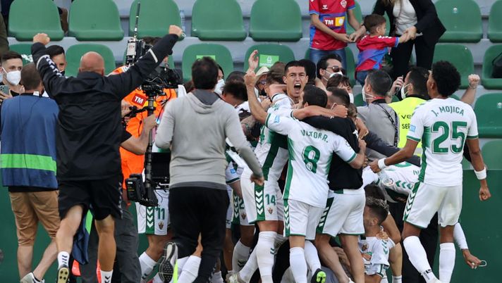 ELCHE, SPAIN - MAY 22: The Elche CF squad celebrate on full time after finding out the scores of the other games meaning that they avoid relegation following the La Liga Santander match between Elche CF and Athletic Club at Estadio Martinez Valero on May 22, 2021 in Elche, Spain. A limited number of fans will be allowed into the stadium. (Photo by Clive Brunskill/Getty Images) ELCHE, SPAIN - MAY 22: The Elche CF squad celebrate on full time after finding out the scores of the other games meaning that they avoid relegation following the La Liga Santander match between Elche CF and Athletic Club at Estadio Martinez Valero on May 22, 2021 in Elche, Spain. A limited number of fans will be allowed into the stadium. (Photo by Clive Brunskill/Getty Images)