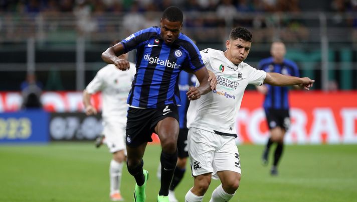 MILAN, ITALY - AUGUST 20: Denzel Dumfries of FC Internazionale is challenged by Kevin Agudelo of Spezia Calcio during the Serie A match between FC Internazionale and Spezia Calcio at Stadio Giuseppe Meazza on August 20, 2022 in Milan, Italy. (Photo by Marco Luzzani/Getty Images) Consigli Fantacalcio, 5 difensori per la 15esima giornata: Dumfries per sbloccarsi, ok Carlos Augusto e Doig - immagine 1