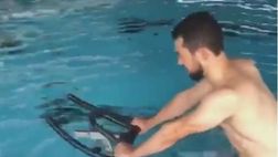 Younes fa lavoro di riabilitazione in piscina: “In acqua per tornare presto a disposizione” |VIDEO