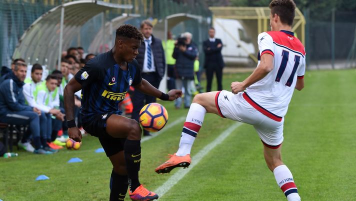 SESTO SAN GIOVANNI, ITALY - OCTOBER 22: (L-R) Andreaw Gravillon of FC Internazionale Primavera competes for the ball with Edgaras Dubickas of FC Crotone during the Primavera Tim juvenile match between FC Internazionale and FC Crotone at Stadio Breda on October 22, 2016 in Sesto San Giovanni, Italy. (Photo by Pier Marco Tacca - Inter/Inter via Getty Images) SESTO SAN GIOVANNI, ITALY - OCTOBER 22: (L-R) Andreaw Gravillon of FC Internazionale Primavera competes for the ball with Edgaras Dubickas of FC Crotone during the Primavera Tim juvenile match between FC Internazionale and FC Crotone at Stadio Breda on October 22, 2016 in Sesto San Giovanni, Italy. (Photo by Pier Marco Tacca - Inter/Inter via Getty Images)